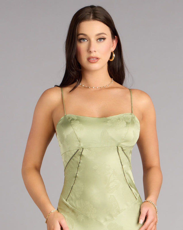 You’ll have effortless movement and dreamy vibes all night in the Annistyn Satin A-Line Formal Dress—a sage green prom dress made for twirling, posing, and showing up.